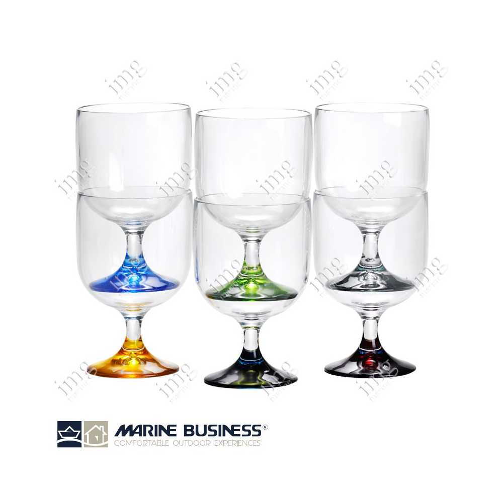 Il bicchiere Marine Business da acqua Moon è fabbricato in materiale  resistente ai colpi, infrangibile e anti graffio.